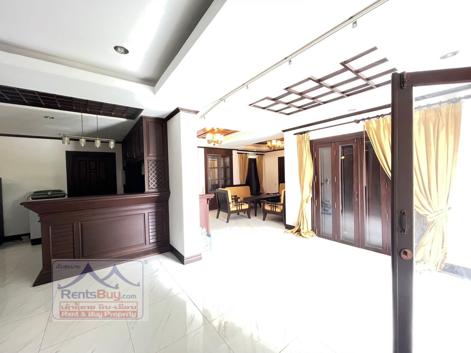 2407 – Pretty house near Mercure hotel for rent.