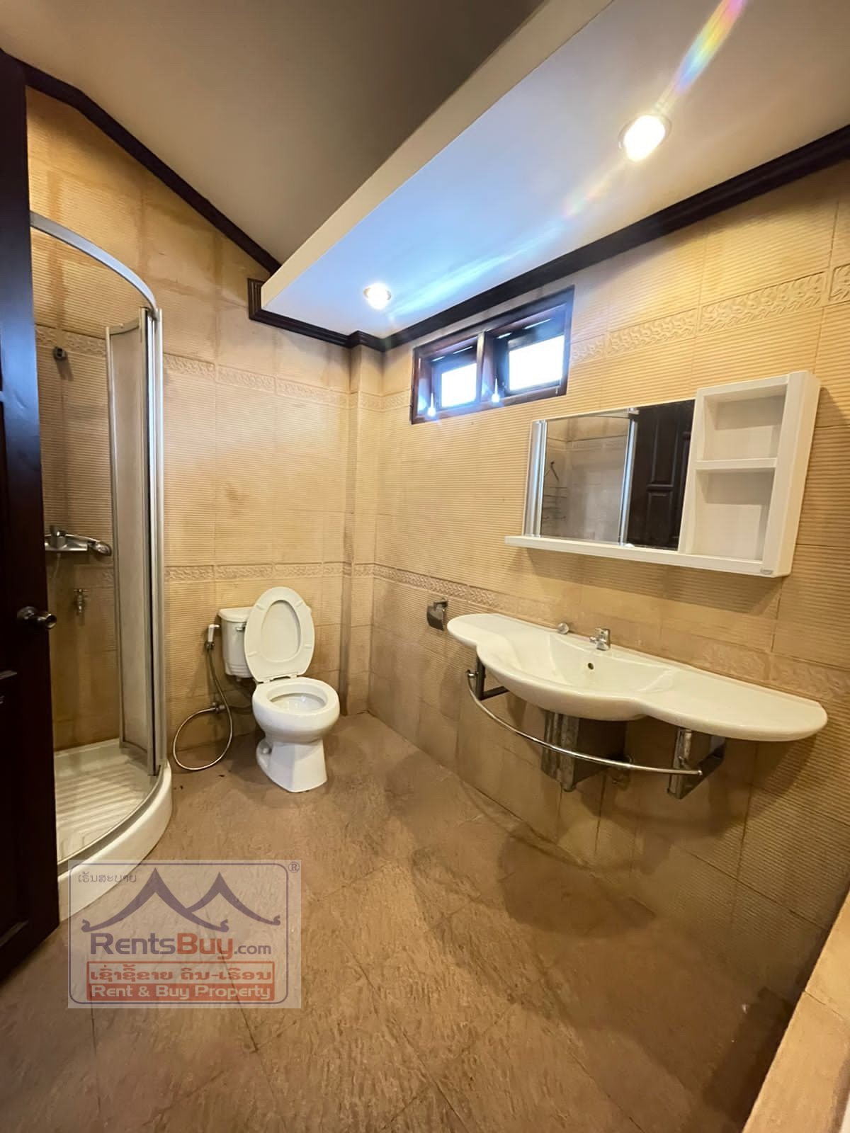 2407 – Pretty house near Mercure hotel for rent.