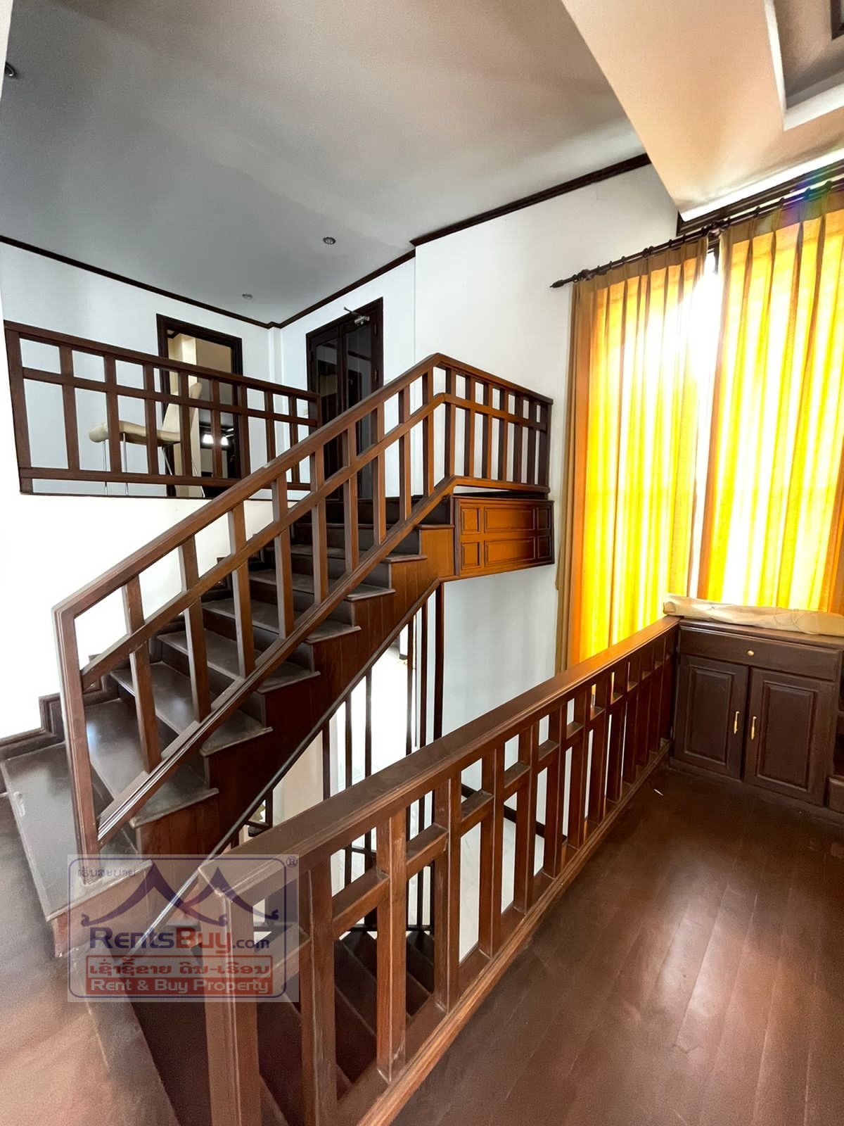 2407 – Pretty house near Mercure hotel for rent.