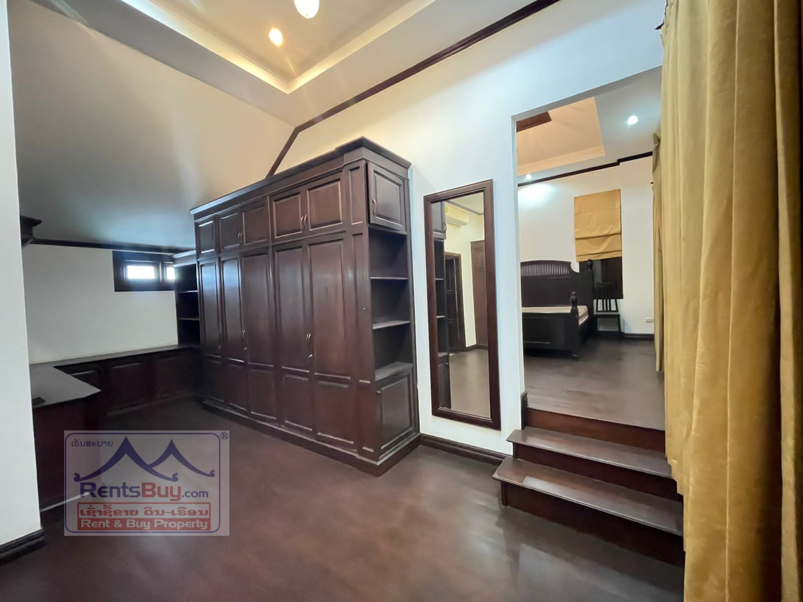 2407 – Pretty house near Mercure hotel for rent.