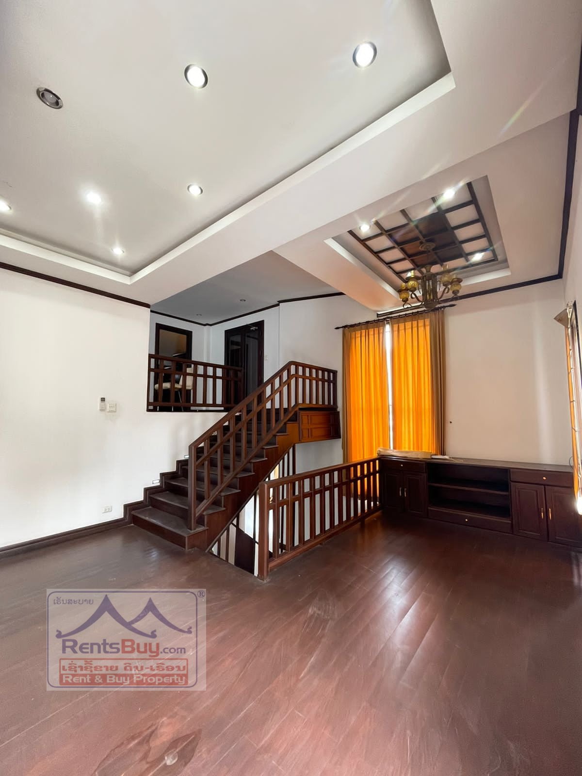 2407 – Pretty house near Mercure hotel for rent.