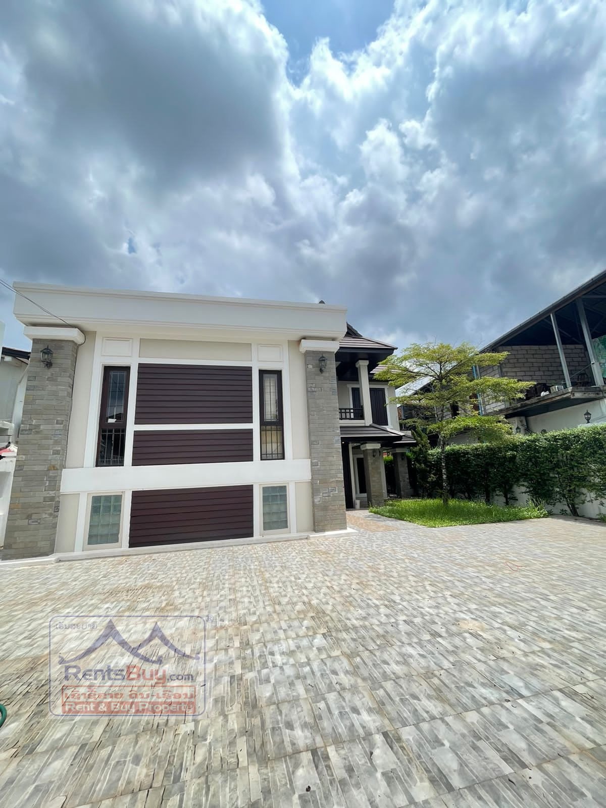 2407 – Pretty house near Mercure hotel for rent.