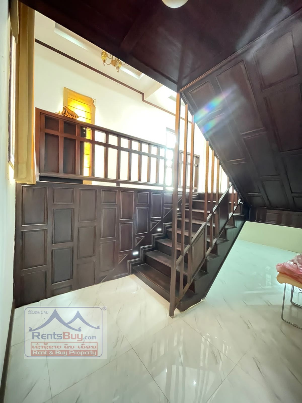 2407 – Pretty house near Mercure hotel for rent.