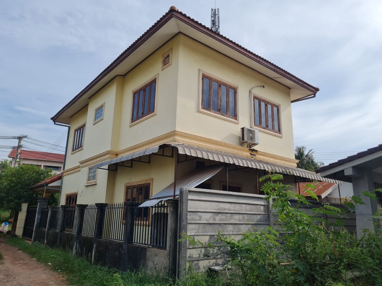 4880-A pretty two floors villa house available for sale near Saysettha Hospital