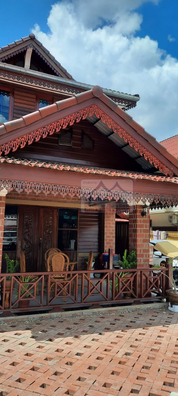 5013-The beautiful classic 4 bedroom house close to Chinese Community