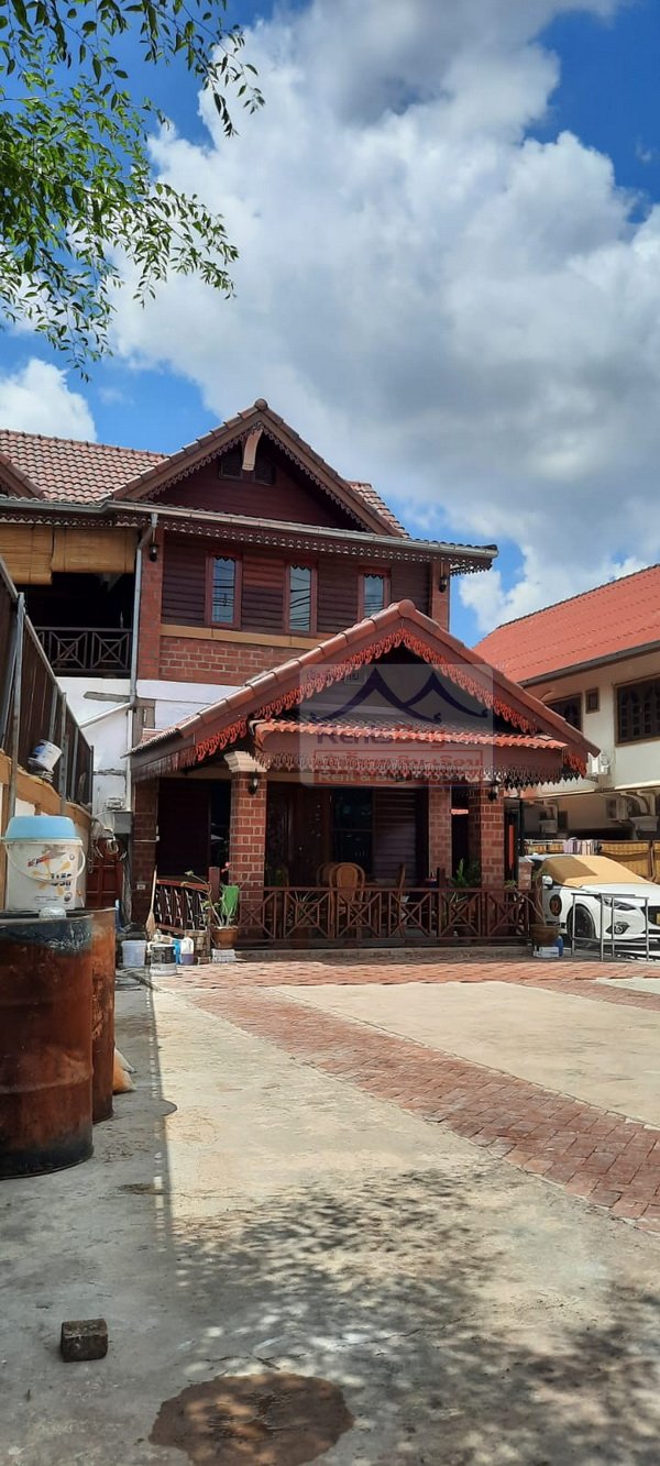 5013-The beautiful classic 4 bedroom house close to Chinese Community