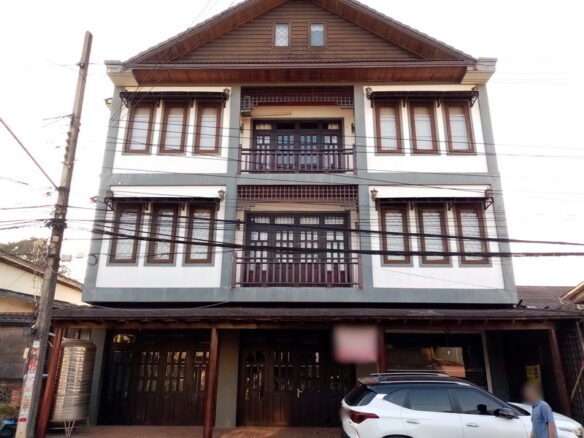 4996-Nice shop house by the main road toward to Thatluang stupa.
