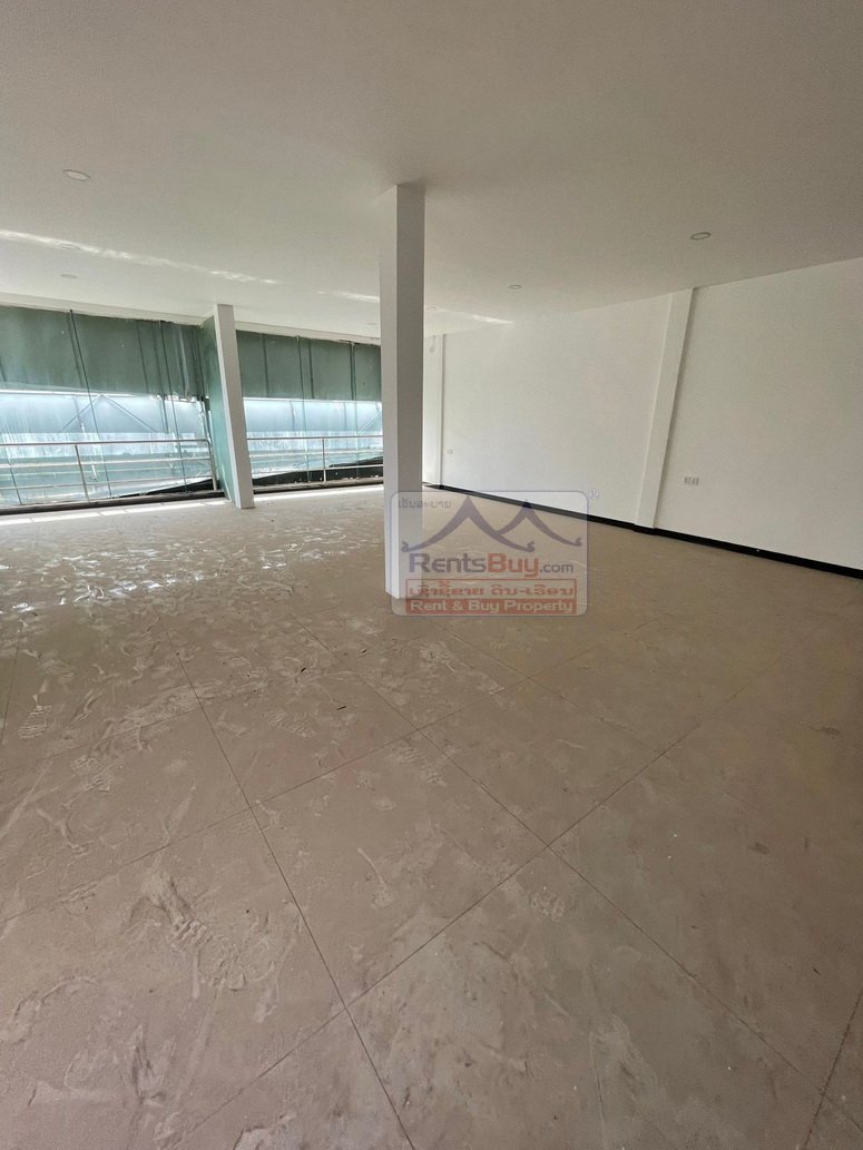 4998-Nice shop house for rent close to the Wattay International Departure Hall.