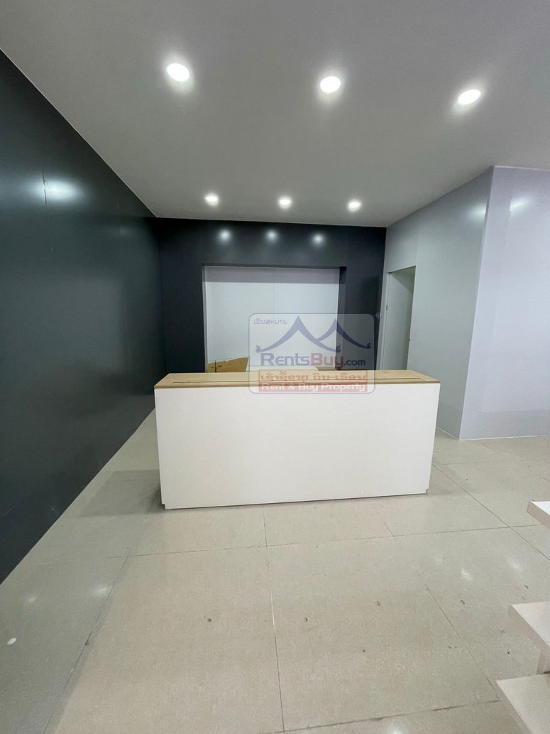 4998-Nice shop house for rent close to the Wattay International Departure Hall.