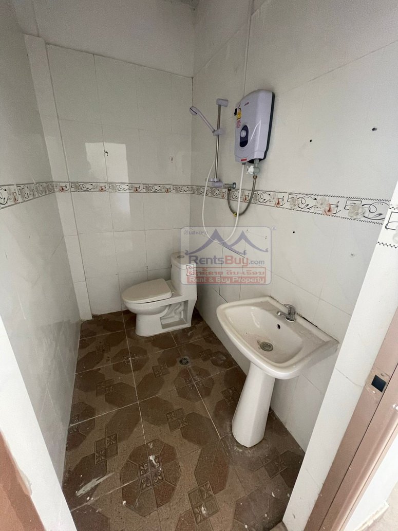 4998-Nice shop house for rent close to the Wattay International Departure Hall.