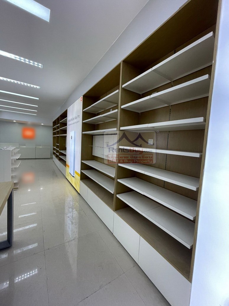 4998-Nice shop house for rent close to the Wattay International Departure Hall.