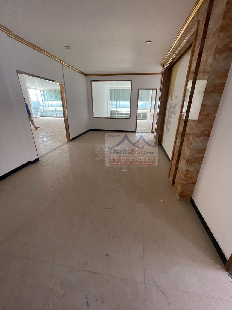 4998-Nice shop house for rent close to the Wattay International Departure Hall.