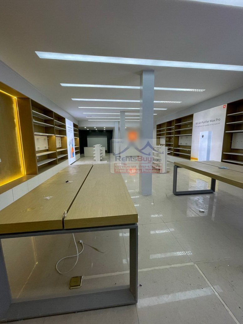 4998-Nice shop house for rent close to the Wattay International Departure Hall.