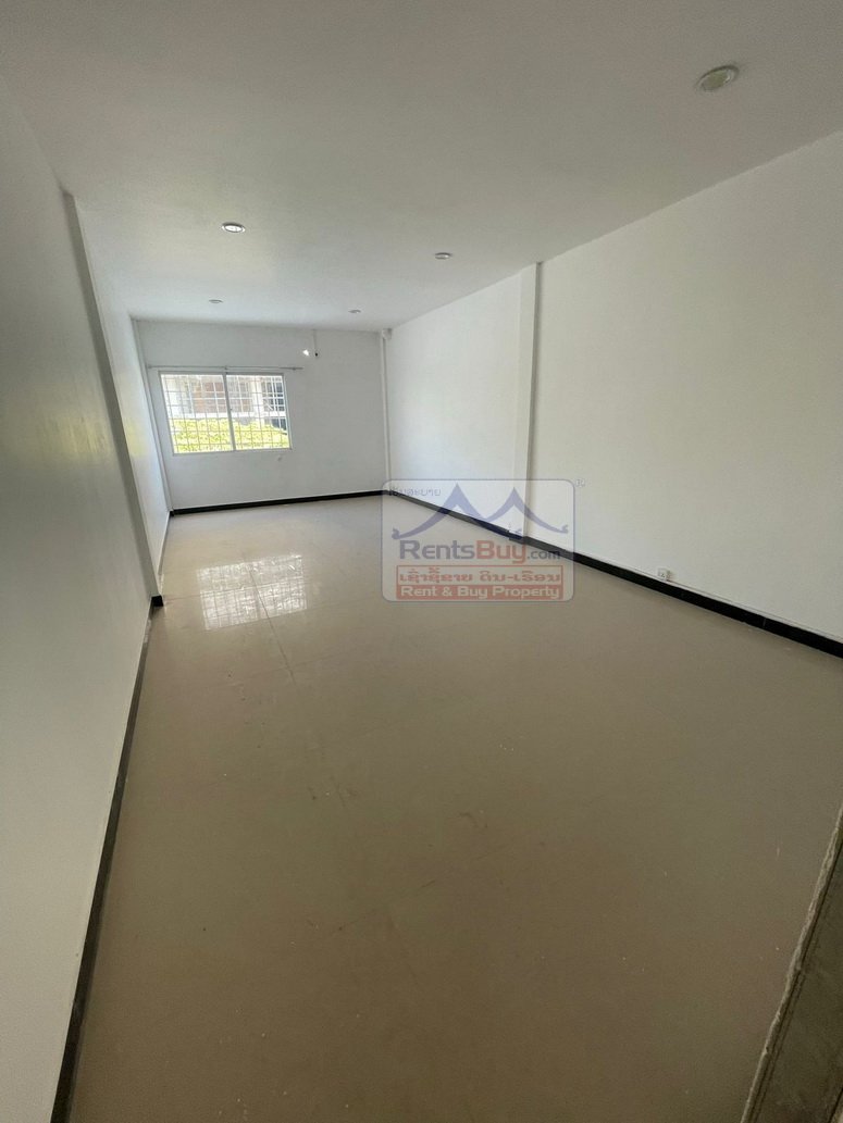 4998-Nice shop house for rent close to the Wattay International Departure Hall.