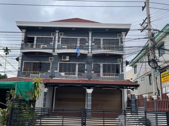 5057- 3 floors shop house by secondary road near Phontong Market for rent.