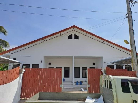 5325-Newly built row house near Thatluang Plaza for rent