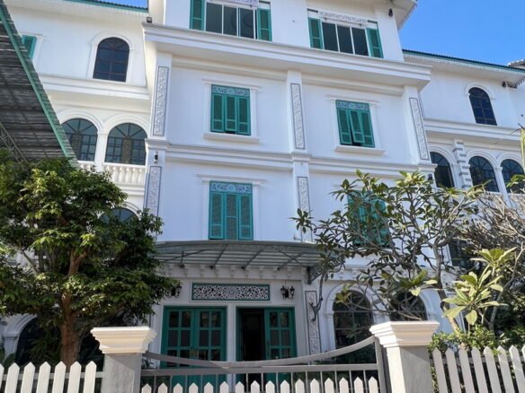 5461-Nice apartment with swimming pool near Phontong New Market for rent .