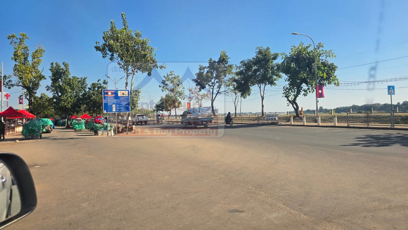 2835-Vacant land in City Center close to Mekong River Road, Night Market, for sale.