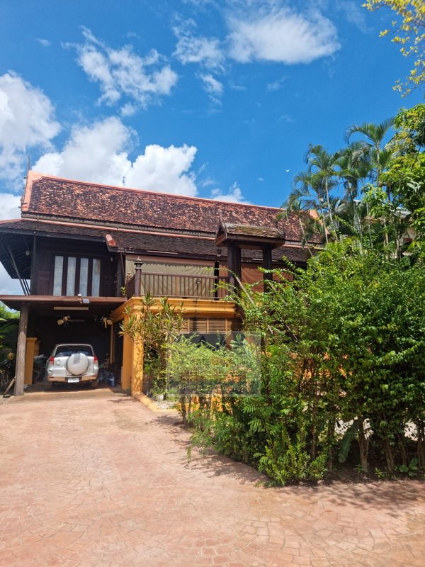 Untitled 5665-Classic Wooden House near Kasemrad International Hospital and Sengdara Fitness Center for sale.