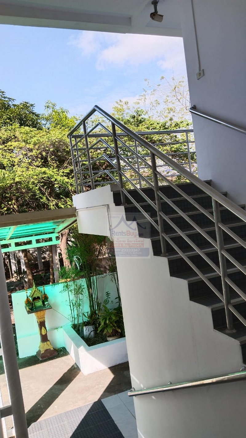 5724 – Modern and cozy apartment for rent near Thatluang Park.