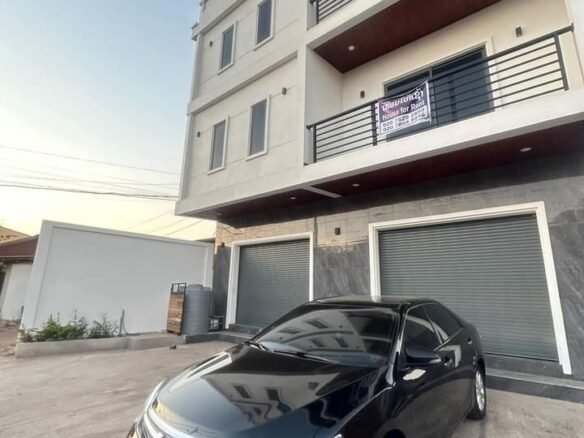 5766 – The 3-floor shophouse for rent, nestled near Patuxay Monument and Thatluang Golden Stupa.