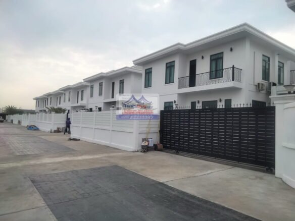 5829 – The modern townhouse complex for rent, Situated near the Embassy of Japan and the iconic Golden Stupa Thatluang.