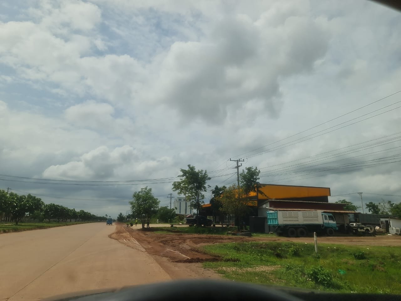5881 – The expansive warehouse for rent, located near both of the Southern Bus Terminal and the Lao-China Railway ticket office.