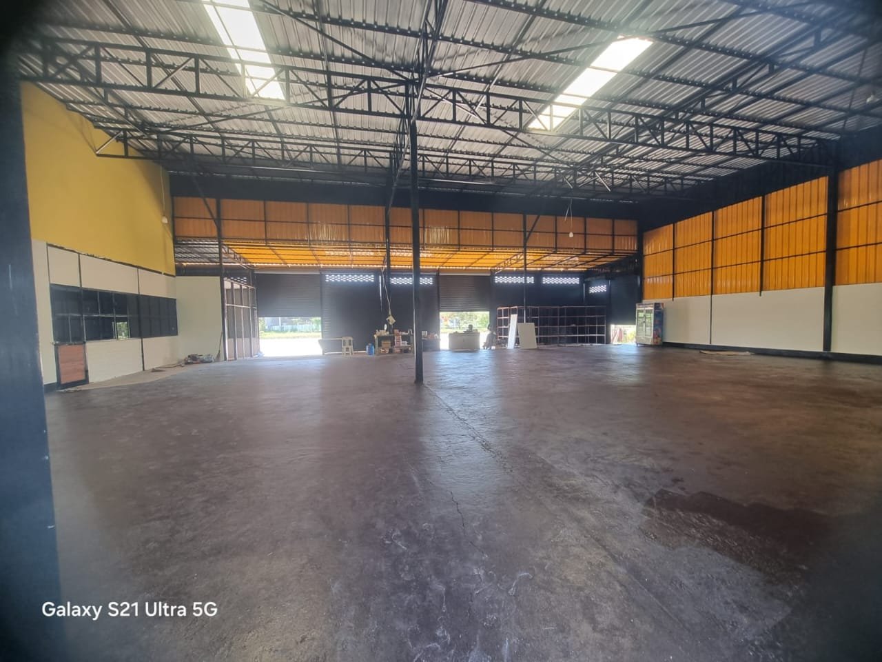 5881 – The expansive warehouse for rent, located near both of the Southern Bus Terminal and the Lao-China Railway ticket office.