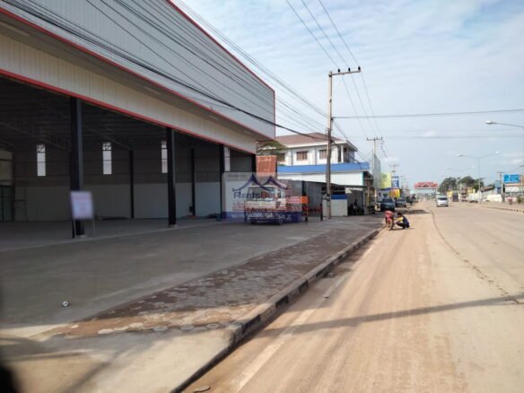 5830 – The spacious warehouse with residential features for rent, situated between major transportation hubs and a bustling market.
