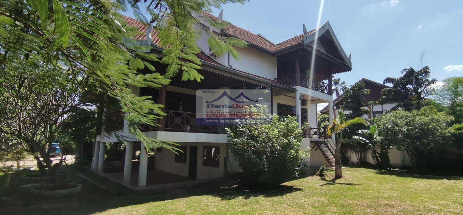 5919 – The modern minimalism in this stunning 3-story house, situated near several popular international schools.