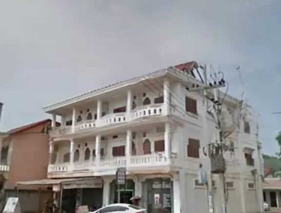 5957 – The exceptional 3 Story shophouse, comprising a total of 4 units for sale. Located near National University and Southern Bus Station.