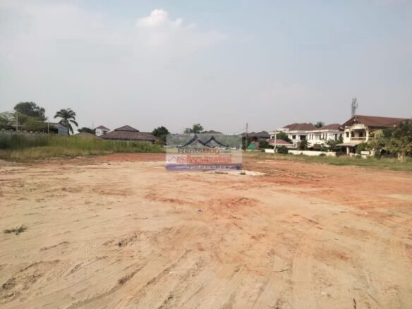 5935 – The expansive land for rent, situated near Sang Jiang Chinese Market and Shopping Mall.