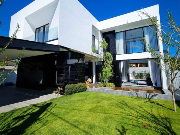 6291-Immerse yourself in spaciousness with the open double living room, providing ample room for relaxation and a pool.