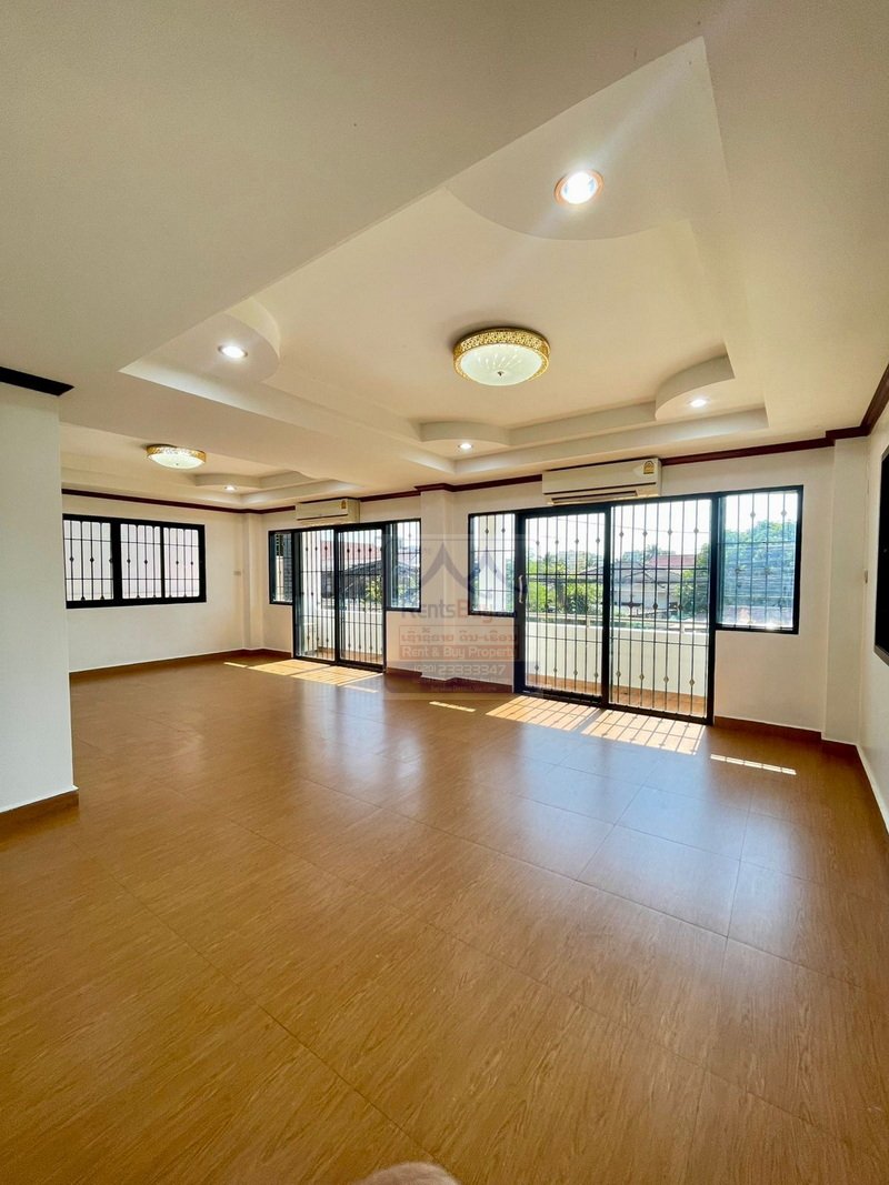 6355-Commercial Building in Prime Location for rent or sale