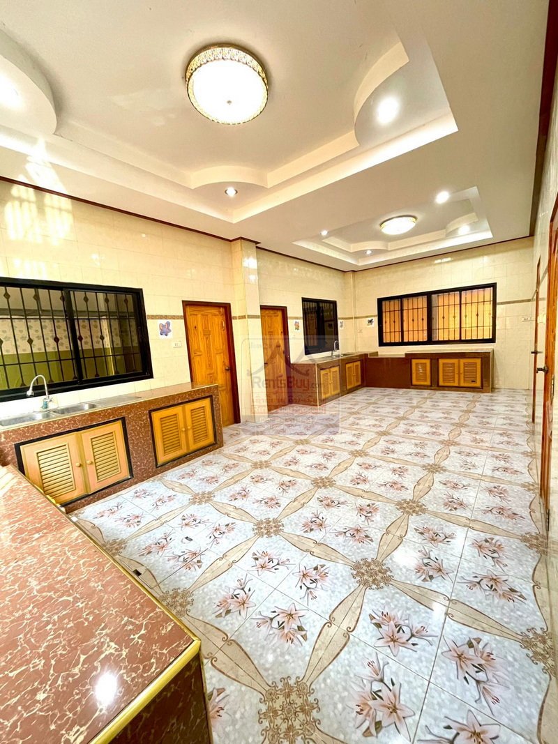 6355-Commercial Building in Prime Location for rent or sale