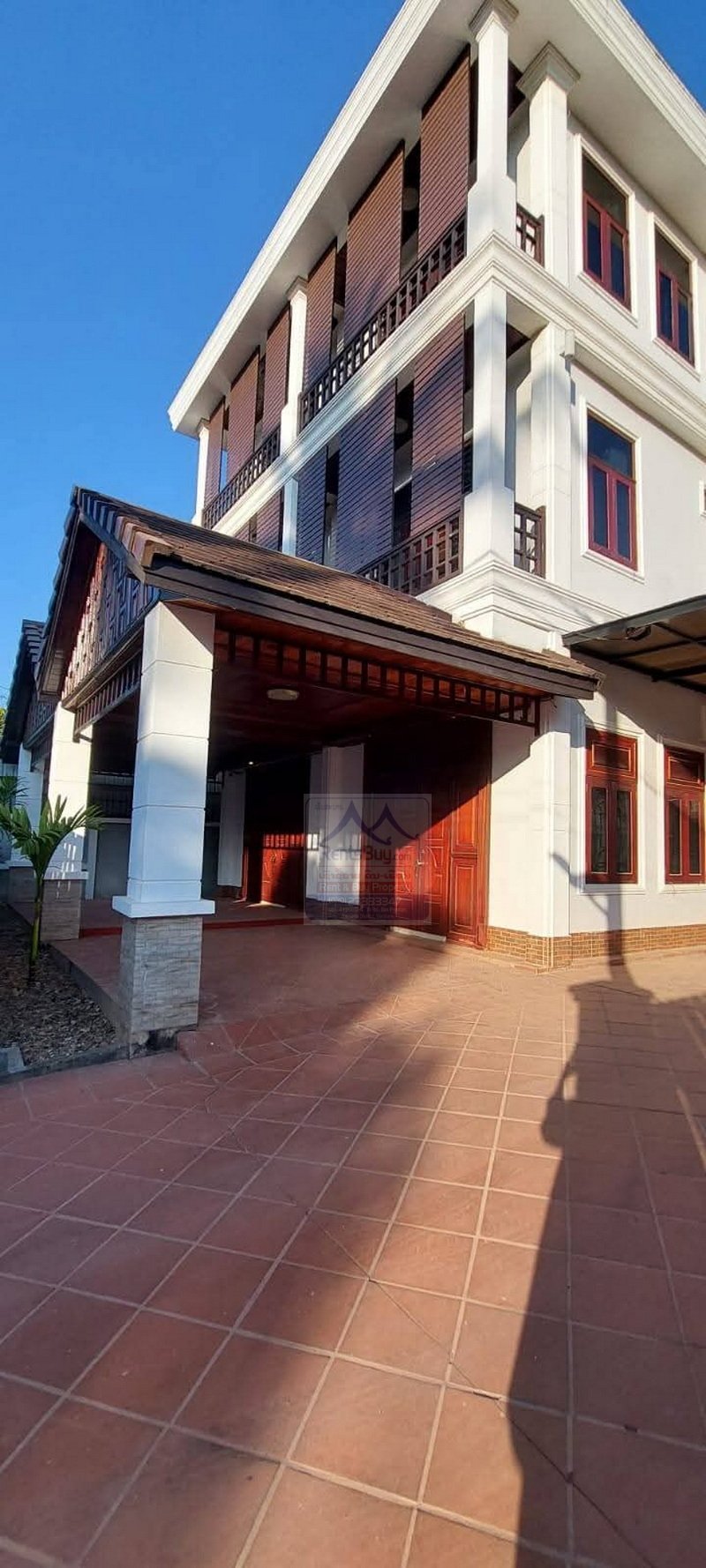 6357-This spacious and fully furnished house is available for rent in the desirable Sikhay-Thong neighborhood,