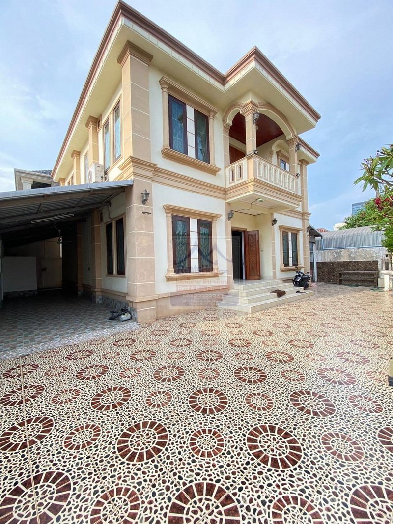 Houserent12 6442-Peaceful Rental: Spacious Home with Easy Access Near That Luang Special Economic Zone.