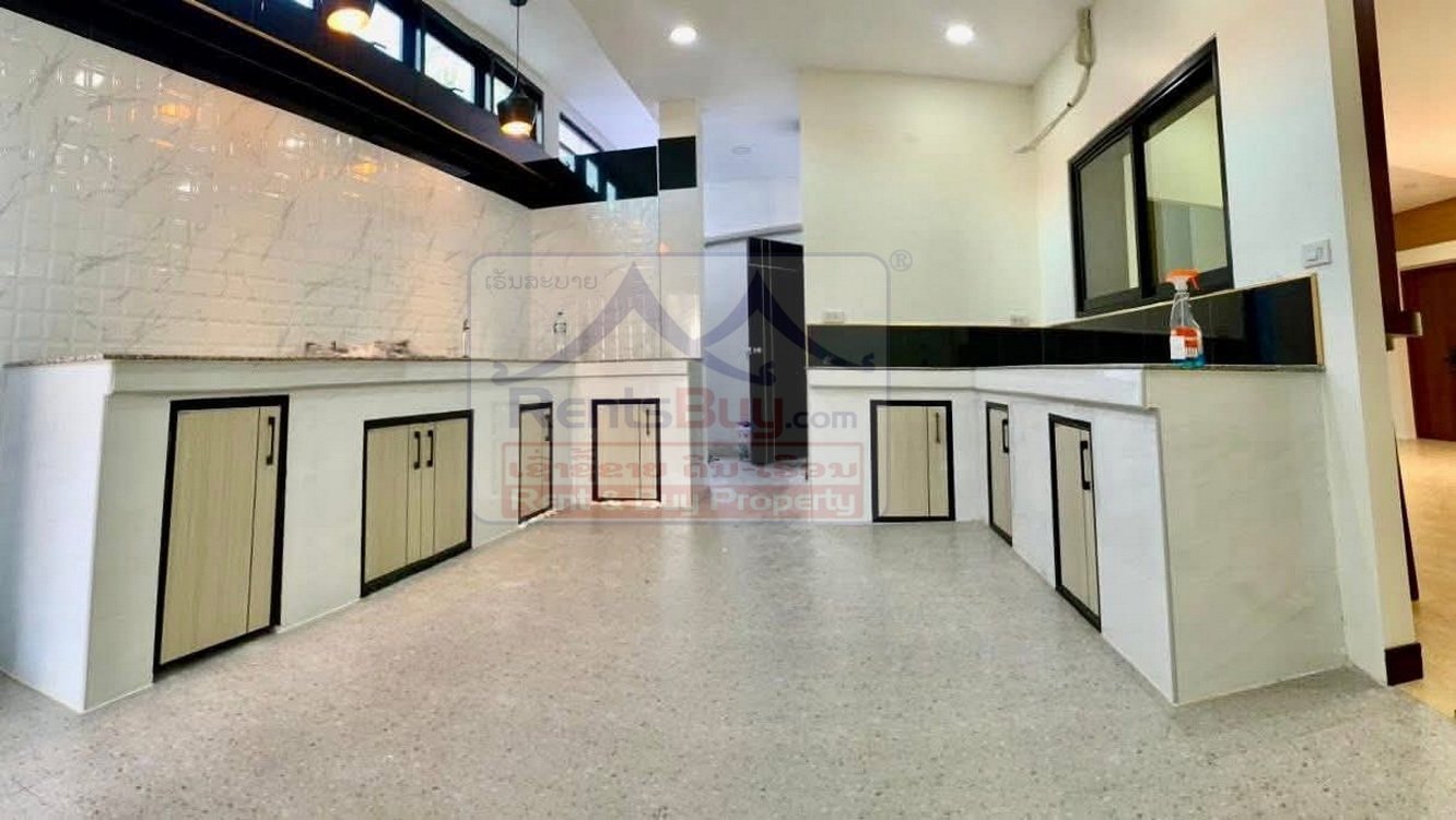 6535-Modern 6-Bedroom House for Rent in That Luang Spacious & Stylish Living