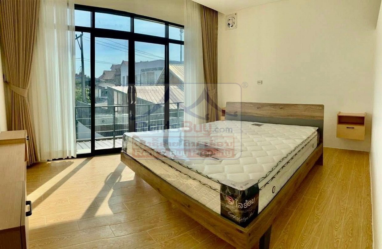 6535-Modern 6-Bedroom House for Rent in That Luang Spacious & Stylish Living