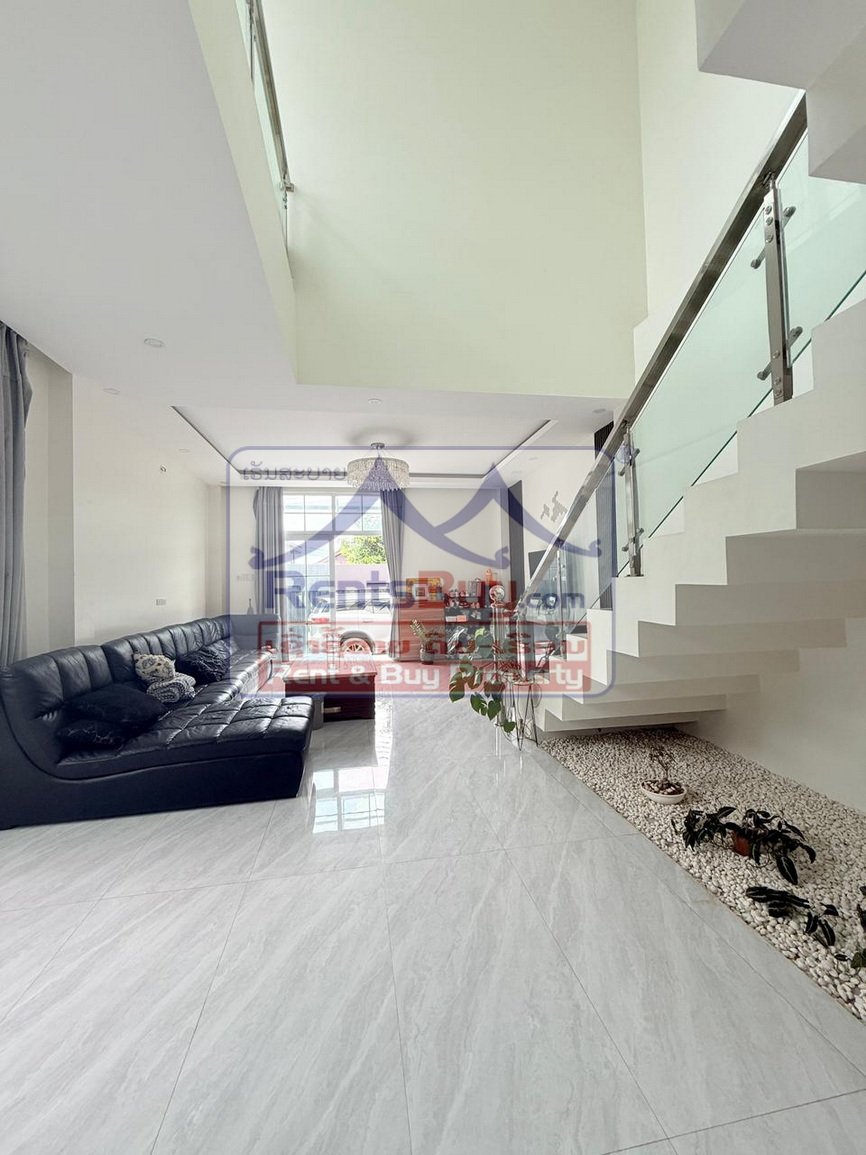 6577-Charming 3-Bedroom Home with Spacious Yard in Sisattanak District