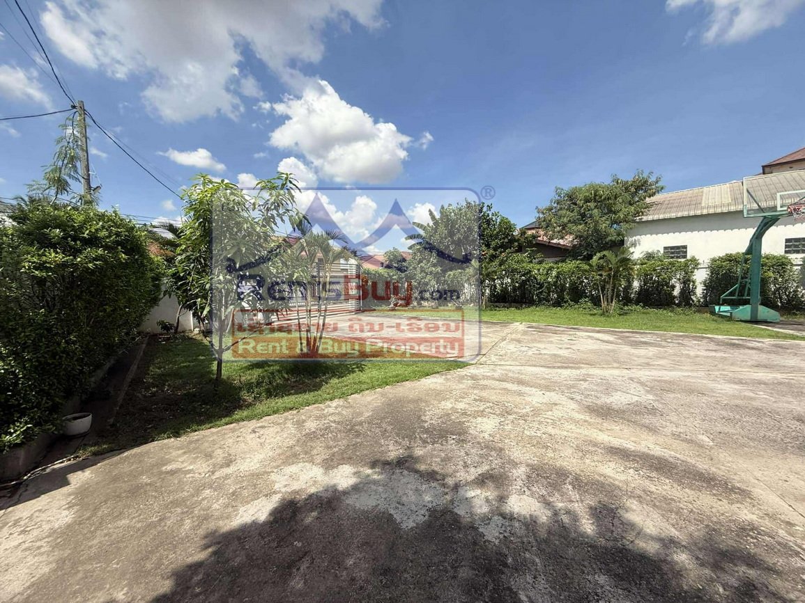 6635-Spacious 3-Storey Townhouse Near That Luang – 10 Rooms, 8 Bathrooms, Rooftop Terrace, 1,026 m² Land