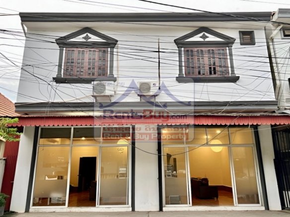 6640-Stylish, Fully Furnished Townhouse in Prime Location – Comfort, Convenience & Contemporary Living