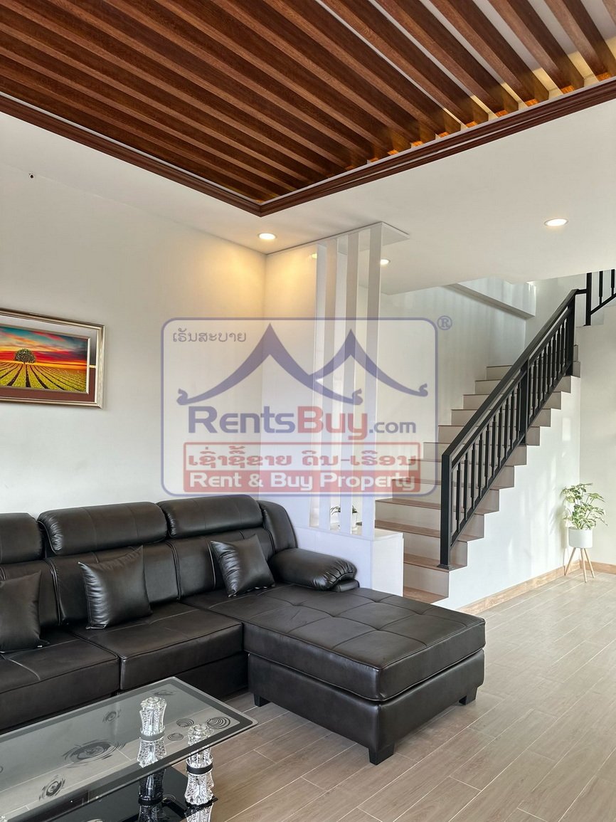 6708-Elegant Family Townhouse in the Prestigious 450-Year Road Area
