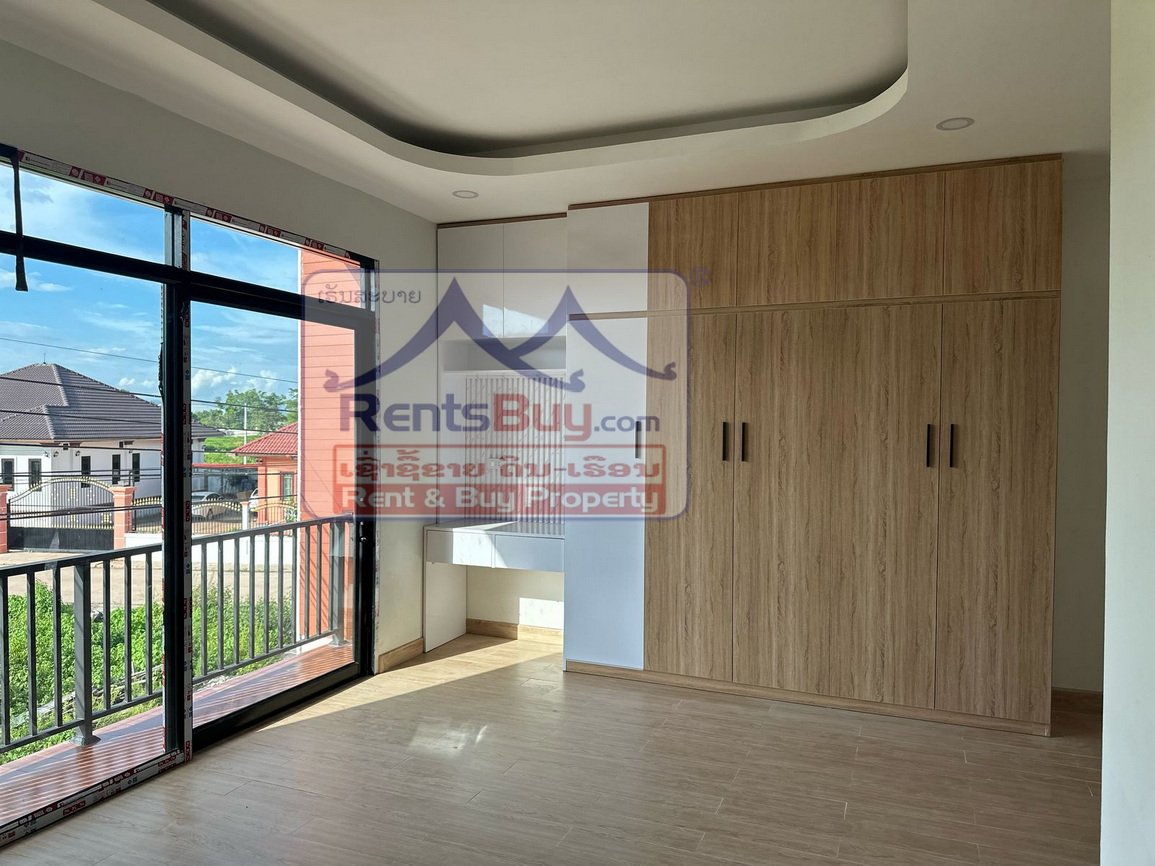 6708-Elegant Family Townhouse in the Prestigious 450-Year Road Area