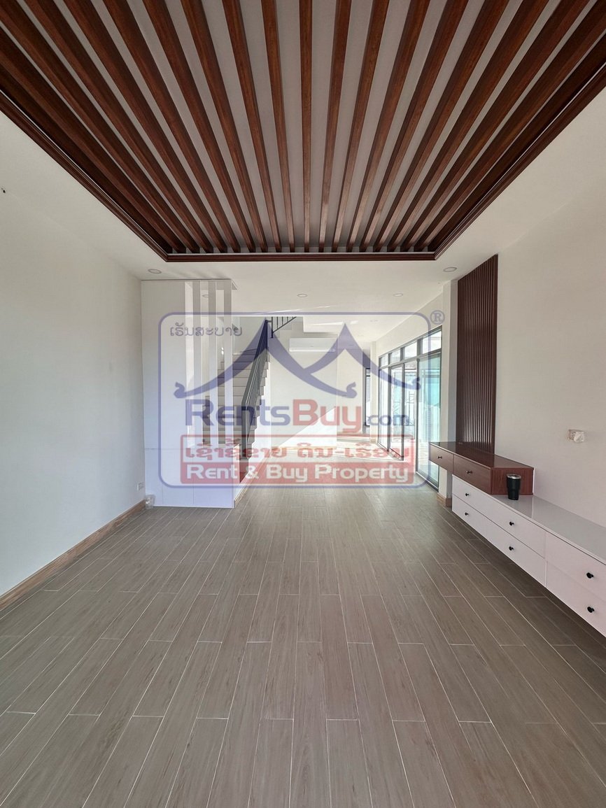 6708-Elegant Family Townhouse in the Prestigious 450-Year Road Area
