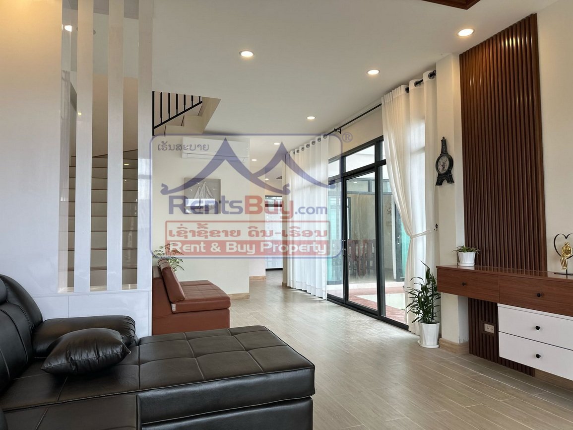 6708-Elegant Family Townhouse in the Prestigious 450-Year Road Area