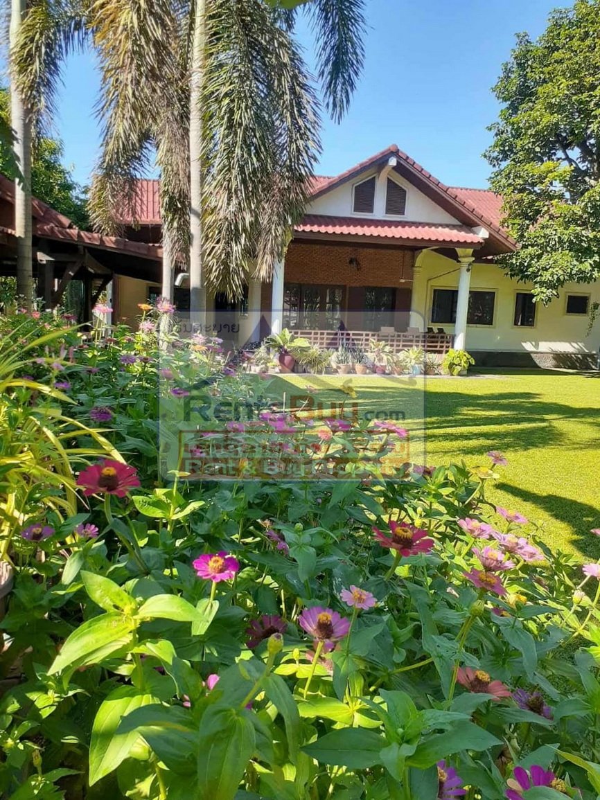 6713-Modern 5-Bedroom Residence for Rent in a Quiet, Well-Connected Neighborhood