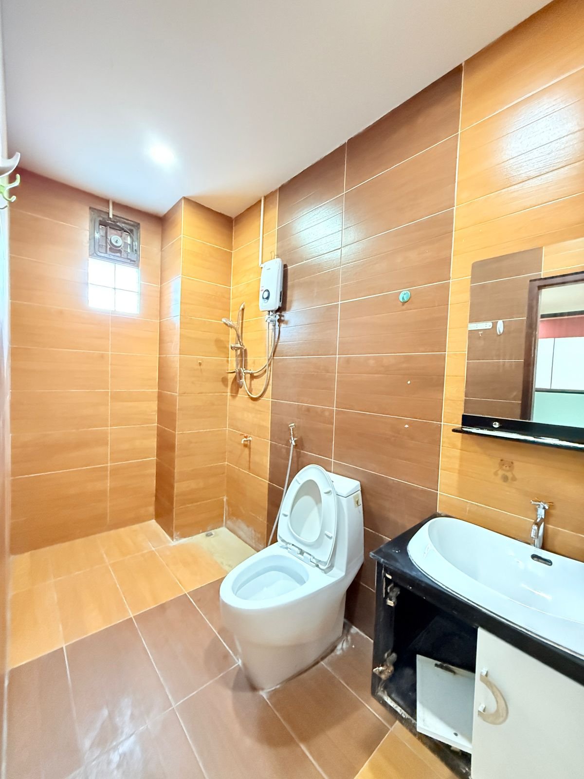 6689-Rare 6-Bedroom Commercial Shophouse with 8 Bathrooms – Ideal for Retail + Professional Offices