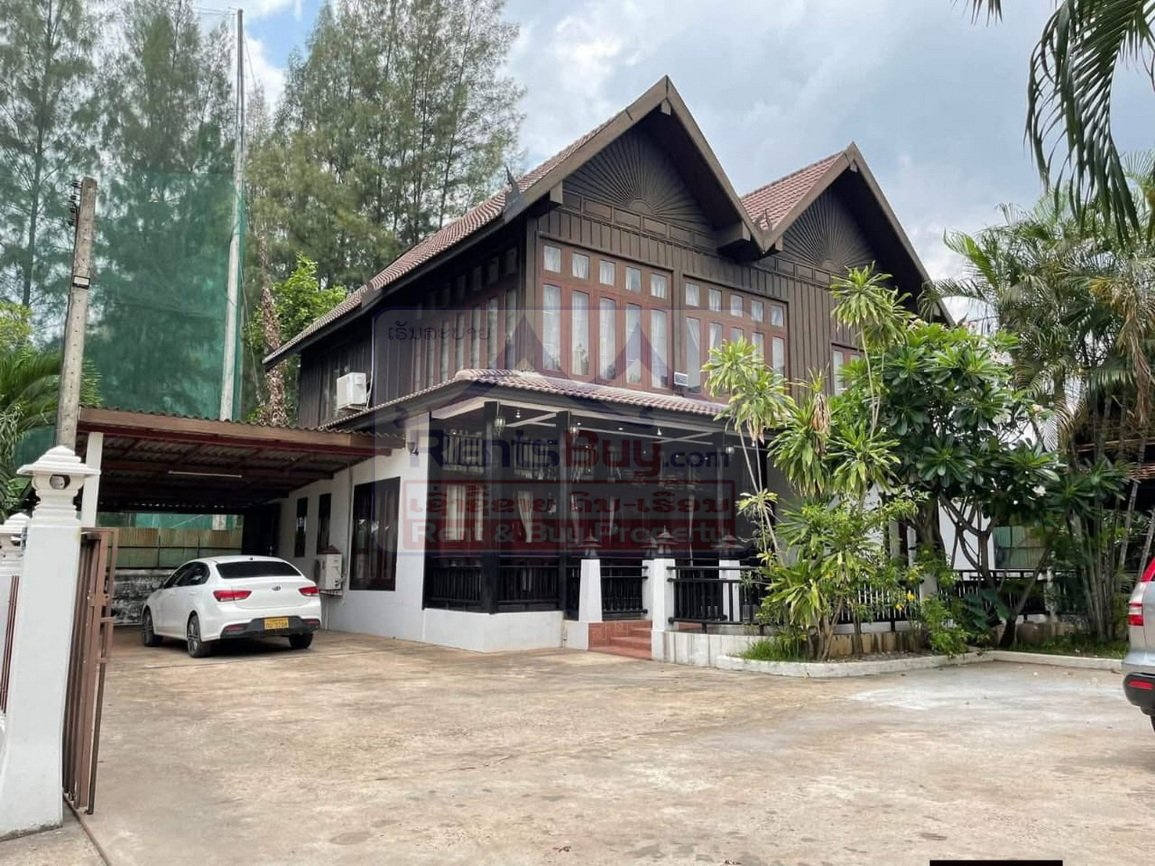 6818-Modern 3-Bedroom Executive Home Near Patuxai & That Luang – Chanthabouly District