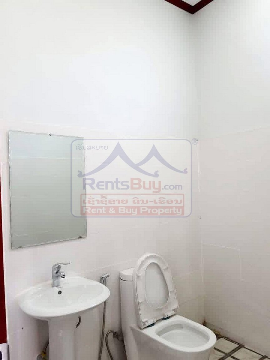 6817-Modern 3-Bedroom Villa Near That Luang Lake – Prime Vientiane Living